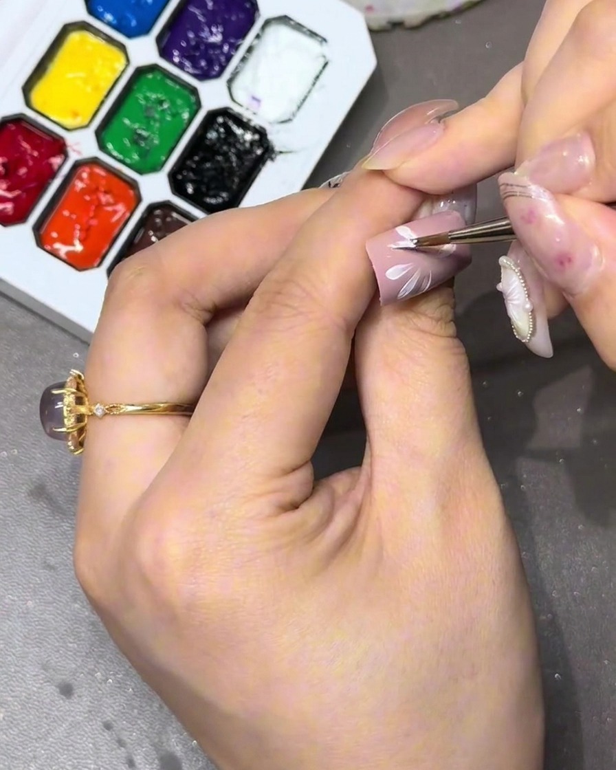 Primer plano de la primera capa terminada de la flor, asegurando una forma redonda y uniforme.