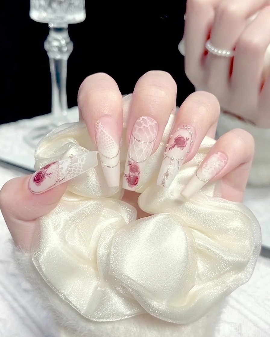 Pincel aplicando una pequeña cantidad de gel blanco en el centro de una uña manicurada.