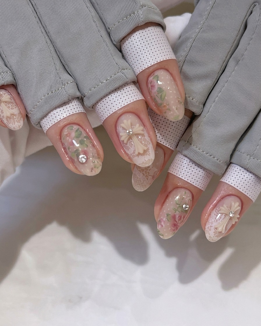 Un pincel aplicando un top coat transparente brillante sobre el diseño de arte de uñas detallado.