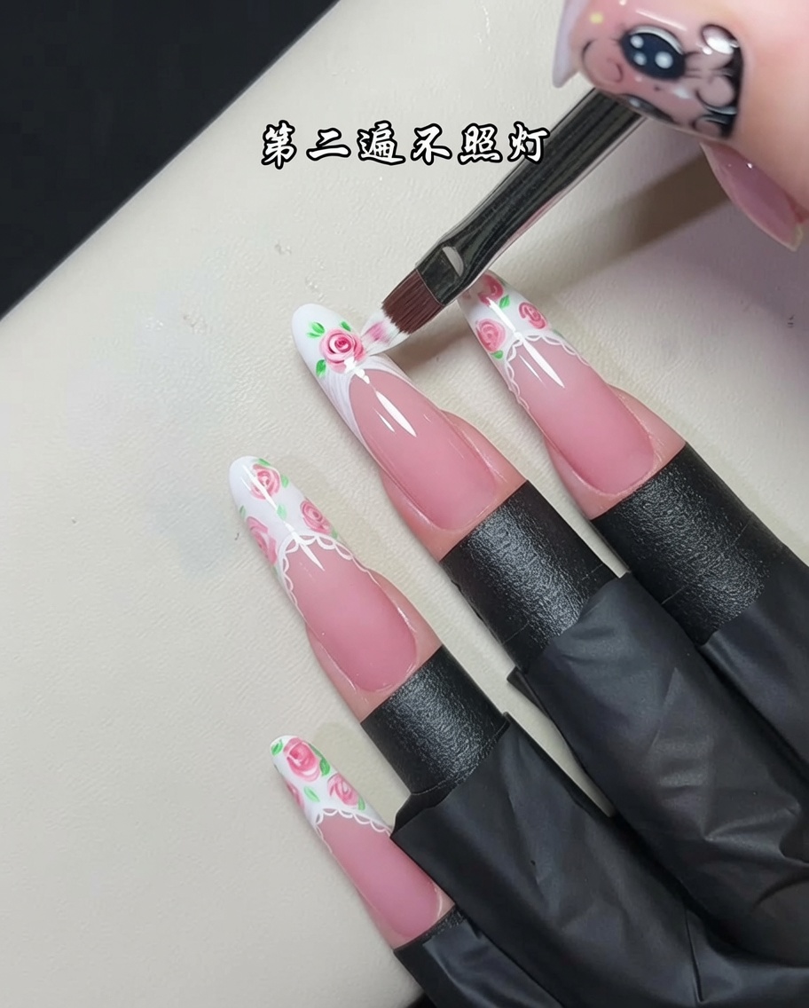 Un pincel de uñas profesional aplicando una capa fresca y húmeda de gel blanco texturizado en la punta de una uña.