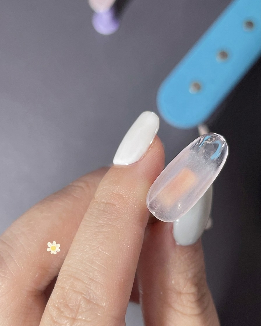 Una capa de gel transparente aplicada a la uña para preparar un acabado texturizado.