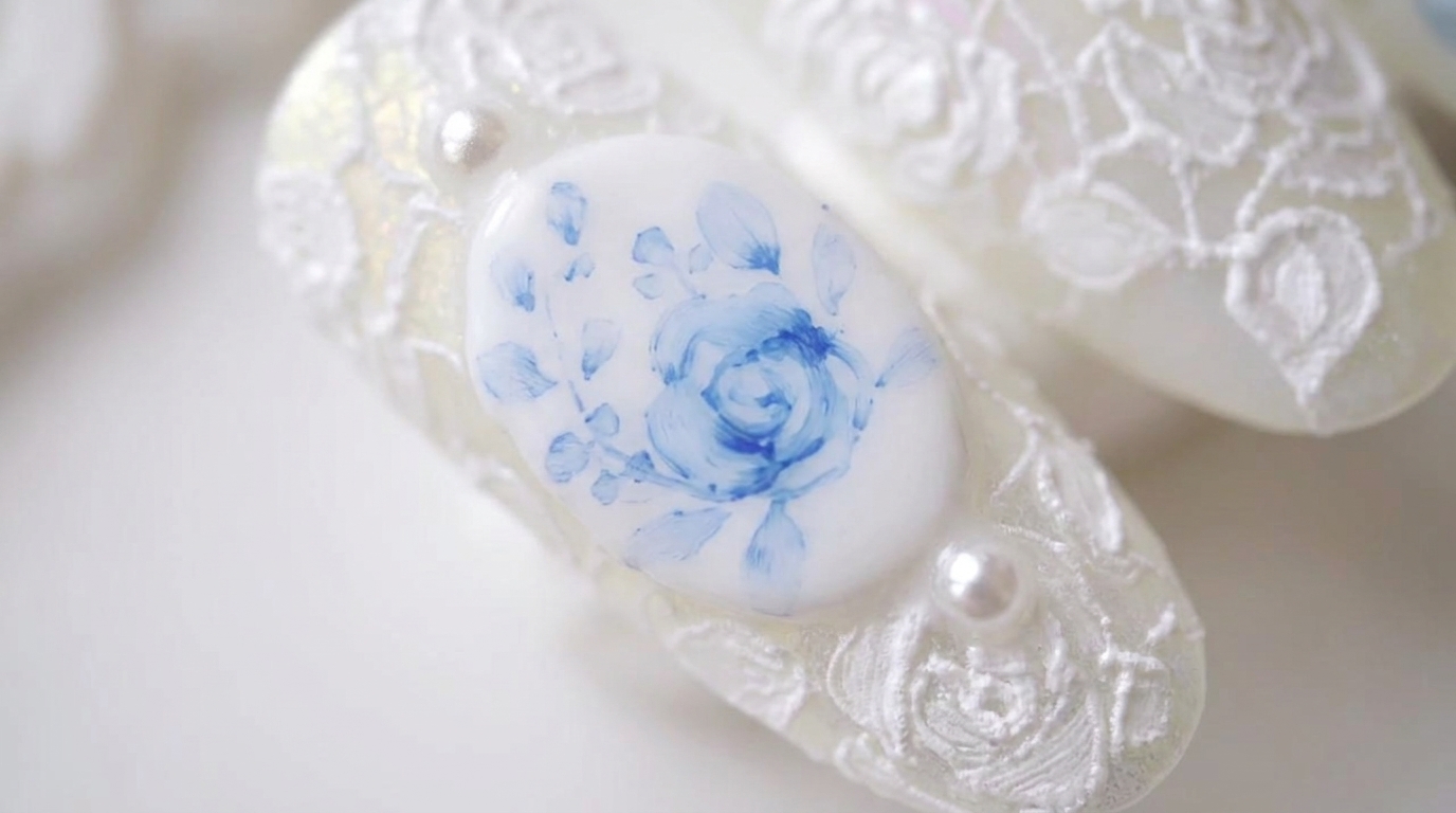 Tutorial de Uñas: Relieve 3D en Encaje y Rosas Azules Pintadas a Mano