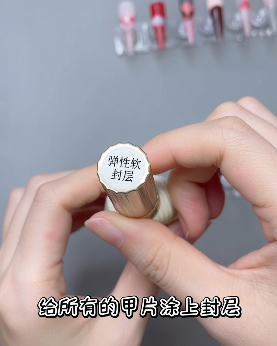 Un pincel aplicando una capa de top coat transparente y brillante sobre una uña que tiene un diseño de encaje blanco.