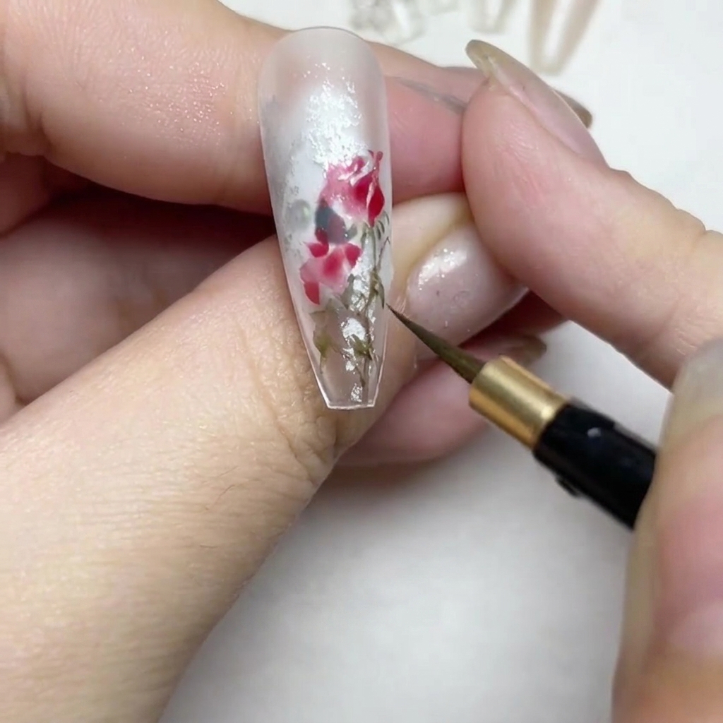 Detallando los bordes del diseño de rosa con finas líneas de patrón de encaje blanco.