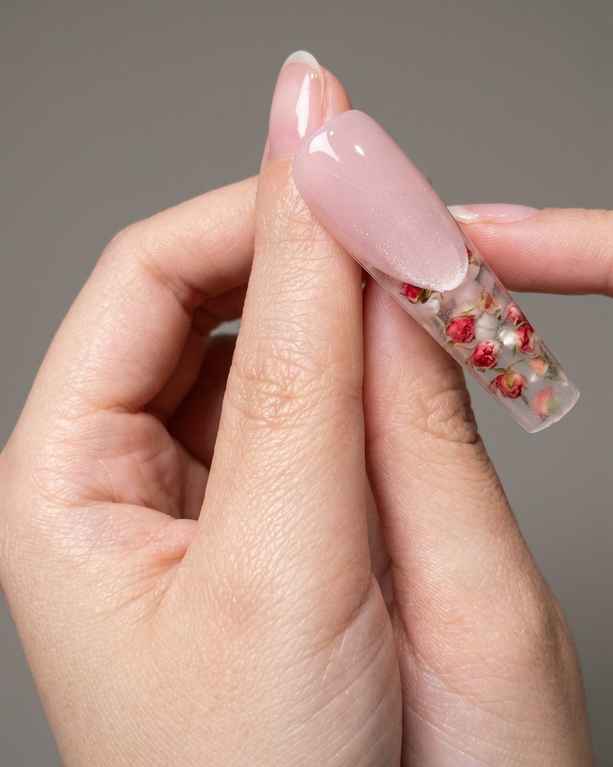 Una mano colocada dentro de una lámpara de uñas UV, con los dedos claramente visibles bajo el brillo púrpura.