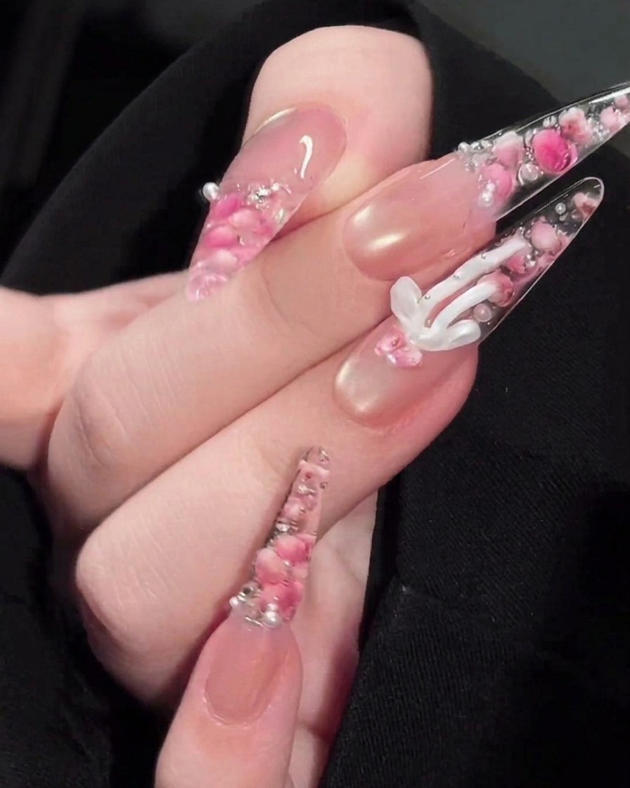 La mano colocada dentro de una lámpara de uñas UV profesional para el paso de curado final.