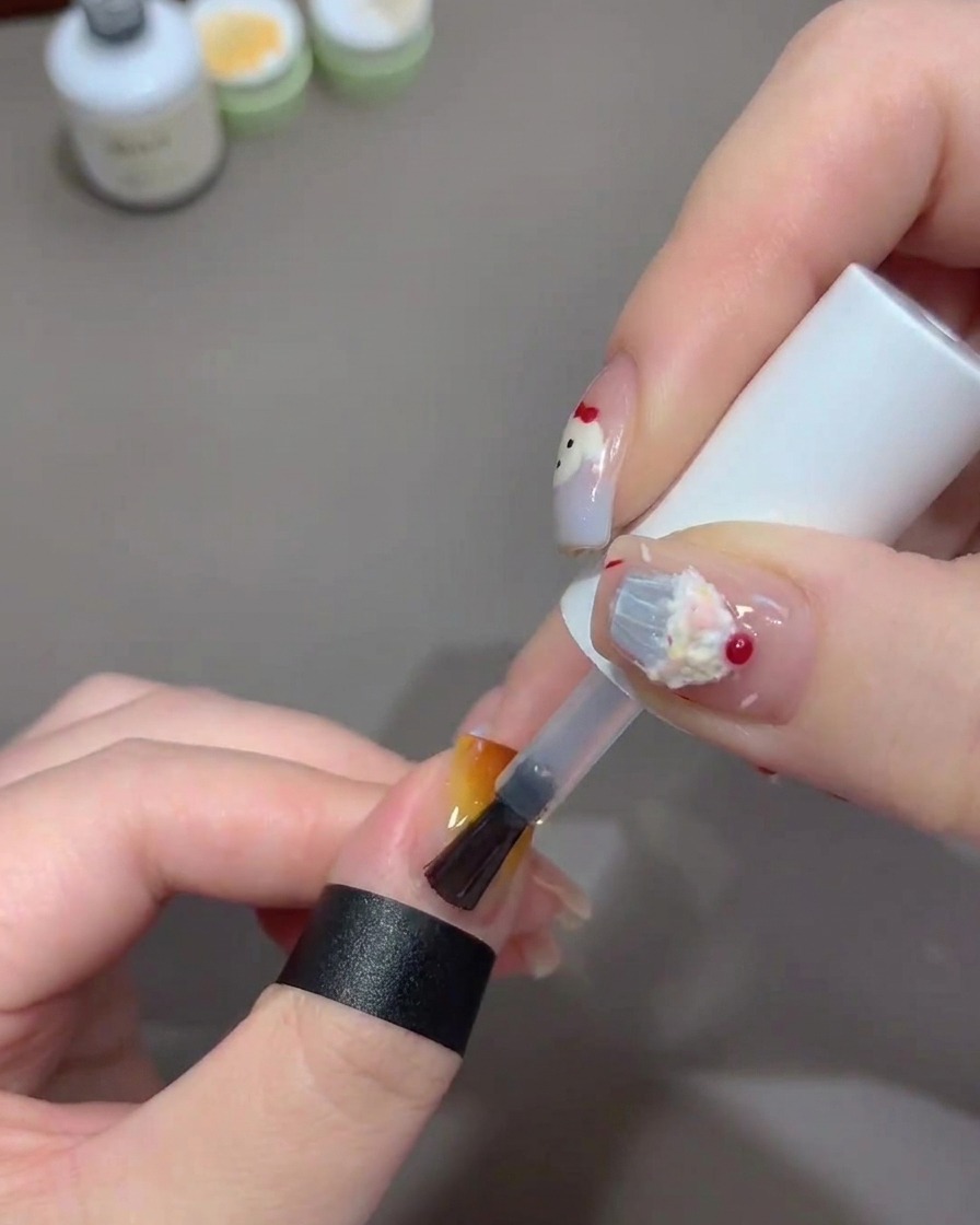 Vista de uñas dentro de una lámpara UV, mostrando el acabado brillante.