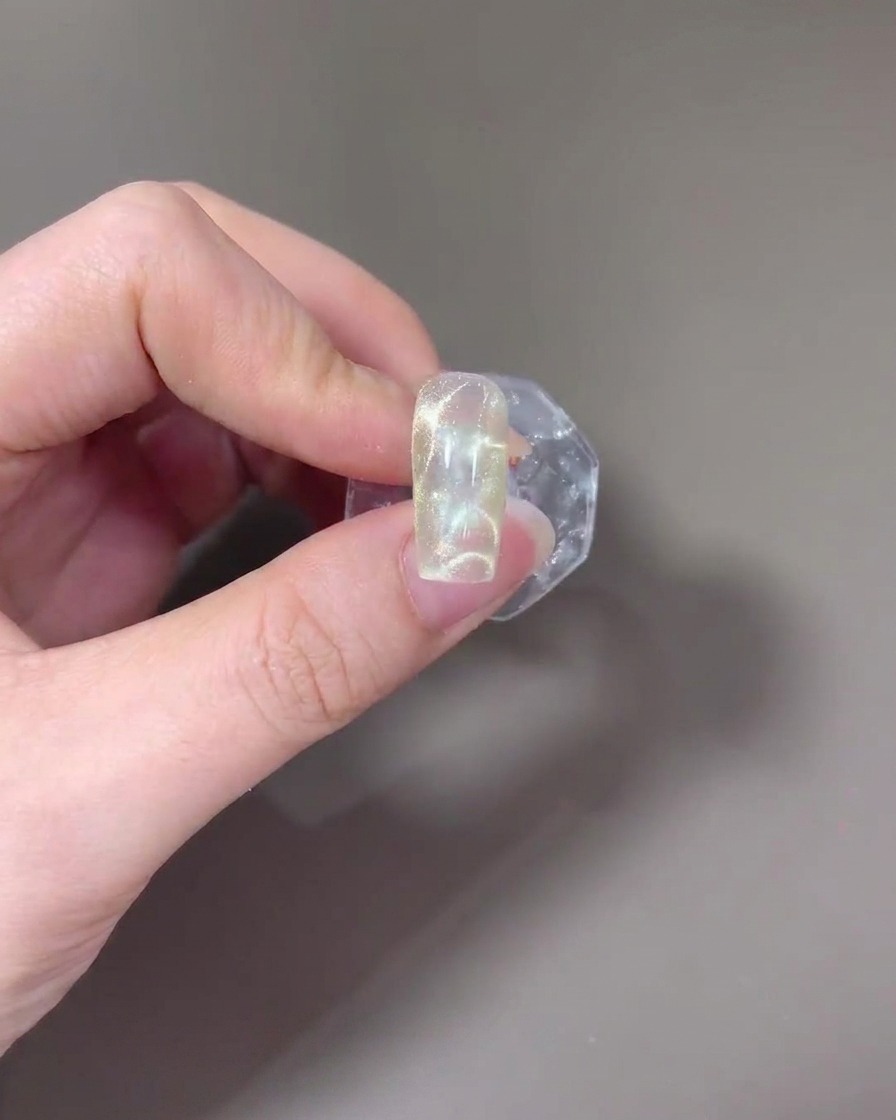 Una uña colocada dentro de una lámpara UV/LED para el curado.
