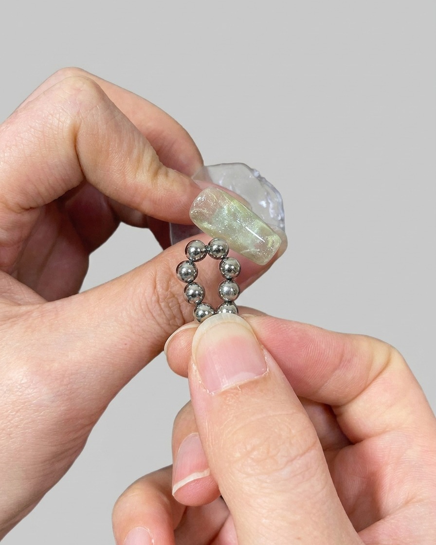 Una uña colocada bajo una lámpara UV/LED para el curado.
