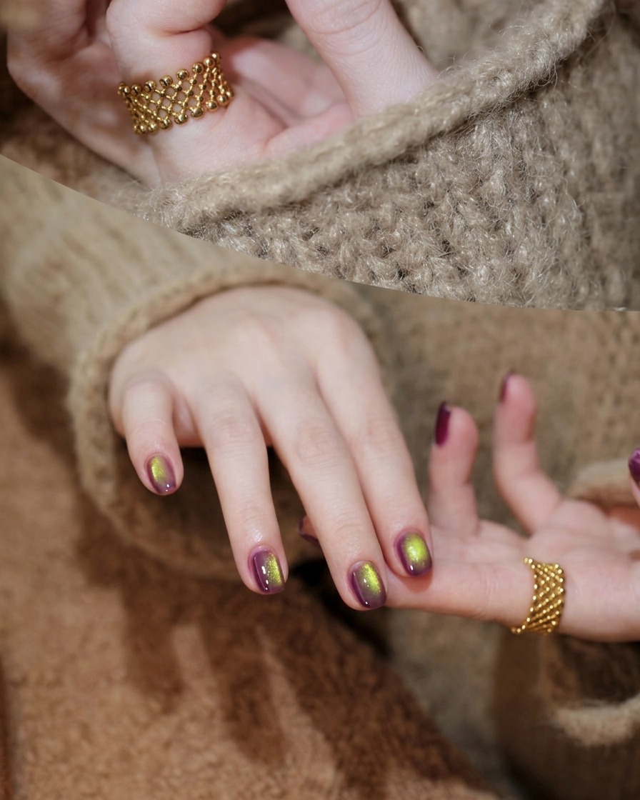 Un pincel aplicando esmalte de gel cat-eye púrpura sobre una base de gel púrpura ya curada.
