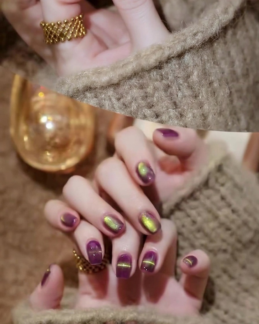 Un pincel de uñas aplicando una capa superior brillante sin capa pegajosa sobre las uñas cat-eye púrpura y dorado.