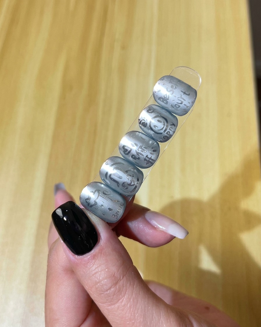 Primer plano de una uña natural siendo limpiada y preparada para una manicura de gel.