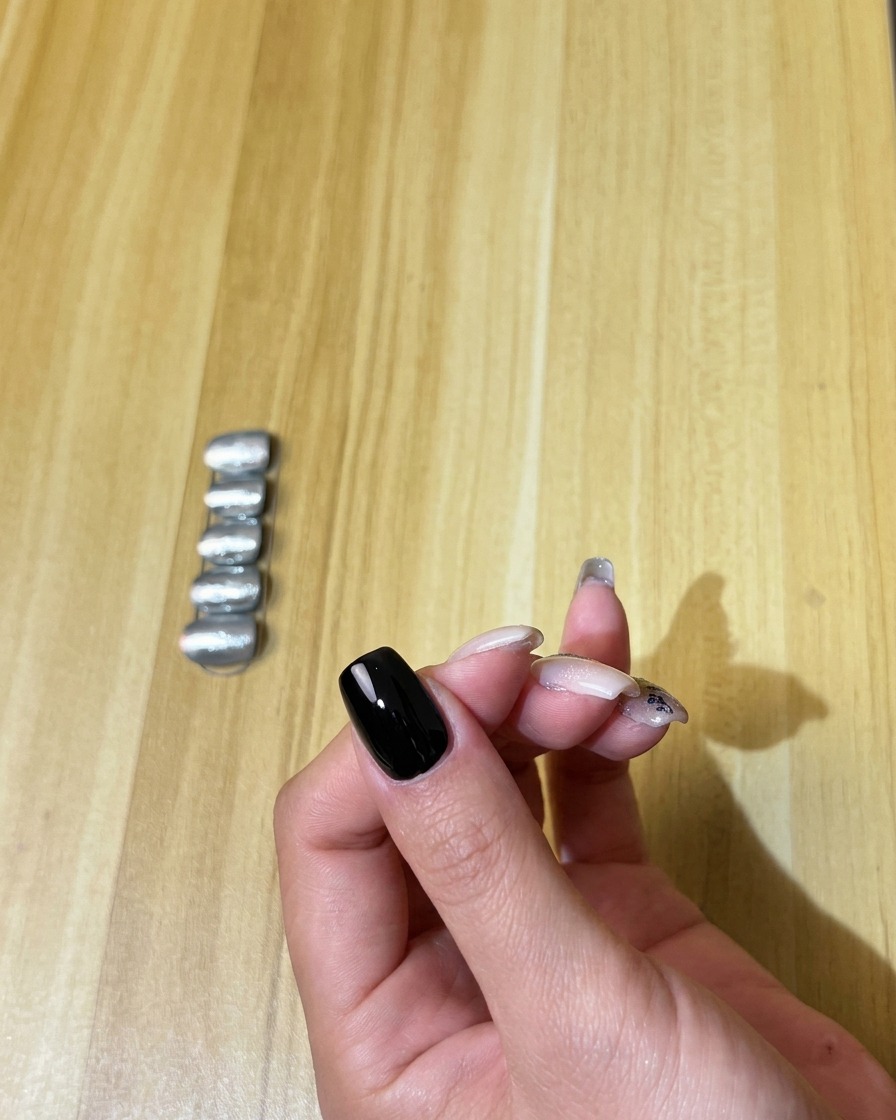 Una mano dentro de una lámpara UV/LED durante el proceso de curado del gel.