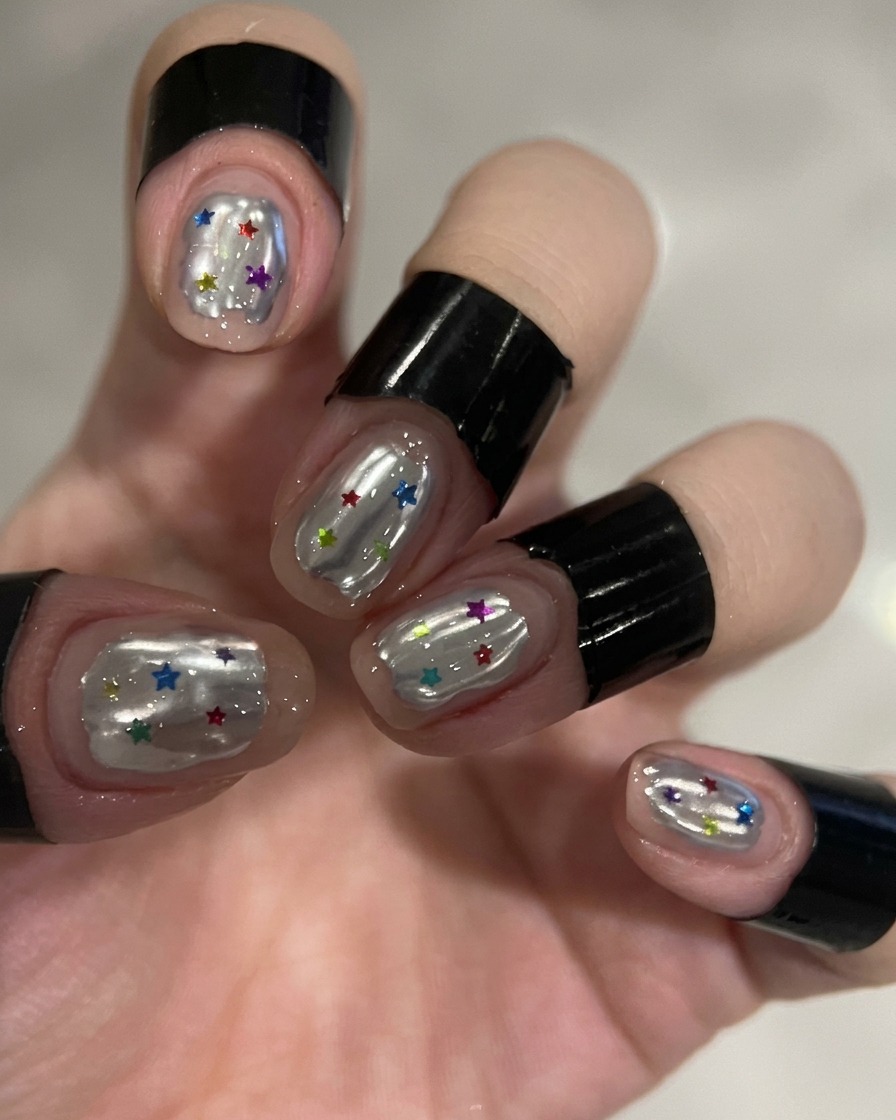 Un pincel aplicando una capa fina de esmalte de gel nude transparente sobre una uña preparada.