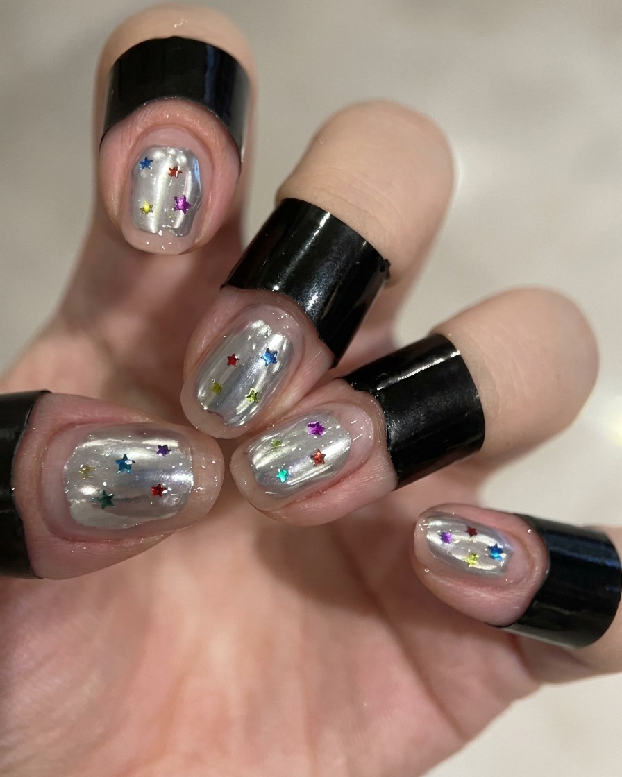 Uñas con diseño de ondas blancas curándose dentro de una lámpara UV/LED.
