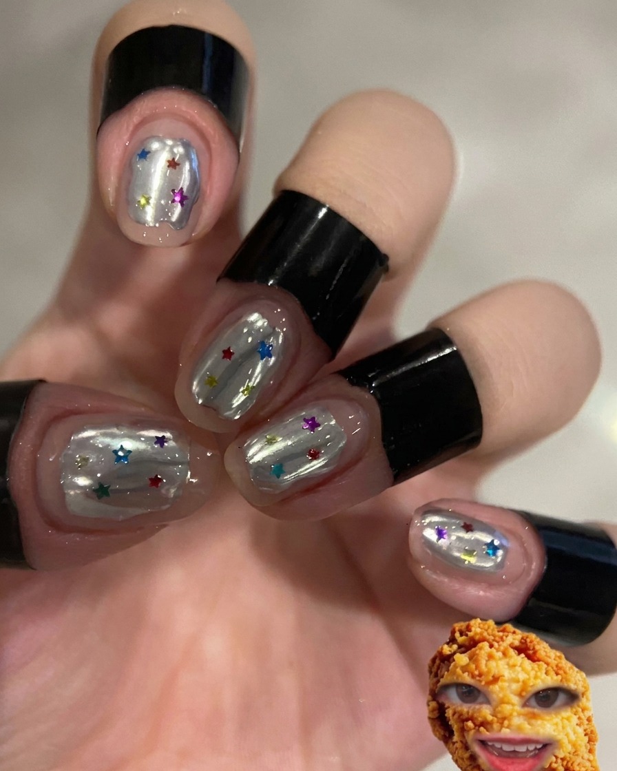 Un pincel aplicando un top coat transparente sobre uñas con diseño de ondas blancas.