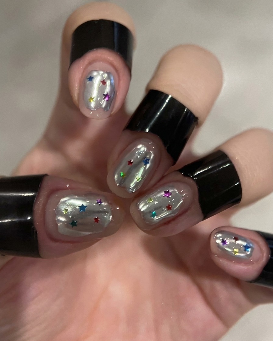 Una esponja pequeña utilizada para eliminar el exceso de polvo de cromo plateado de una uña.