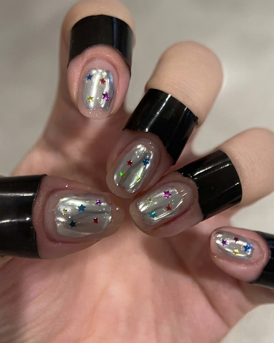 Uñas dentro de una lámpara UV curando el acabado cromado.