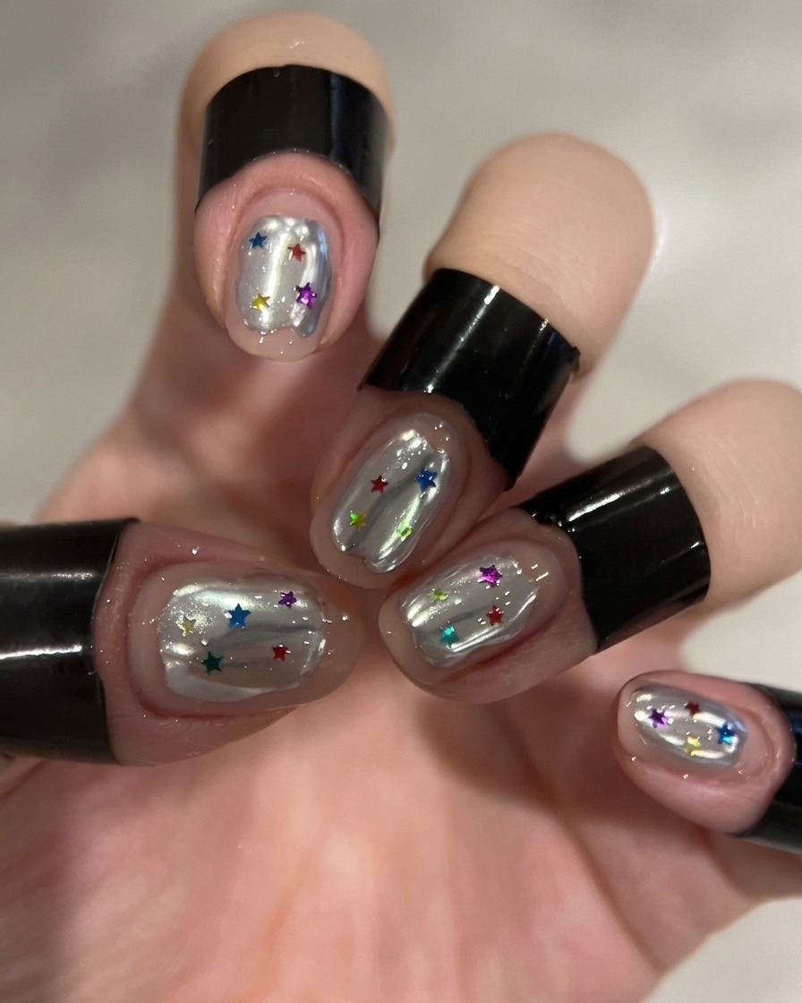 Un pincel de nail art aplicando gel constructor transparente en una sección específica de la uña.