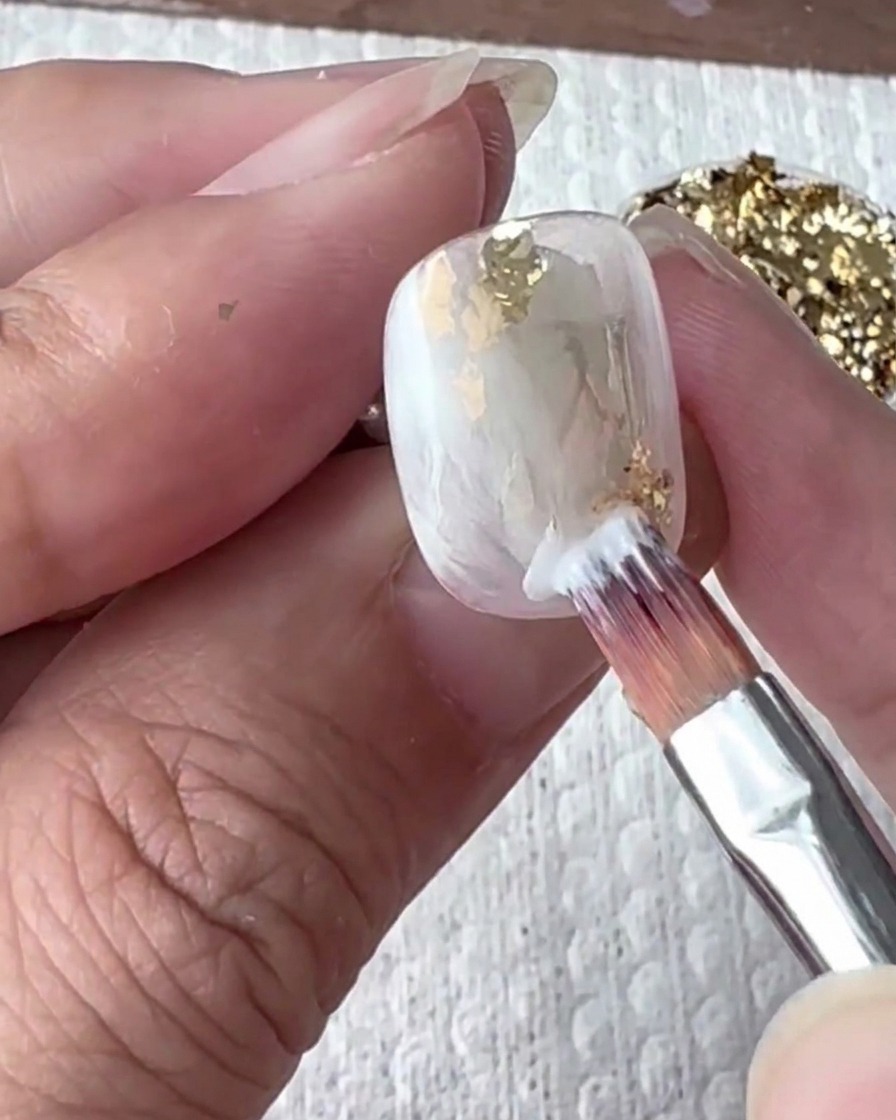 La uña curándose dentro de una lámpara de uñas UV o LED.