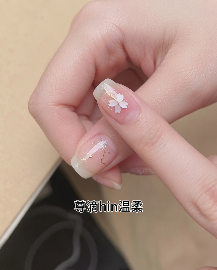 Un pincel aplicando esmalte en gel nude translúcido y suave sobre una uña natural.