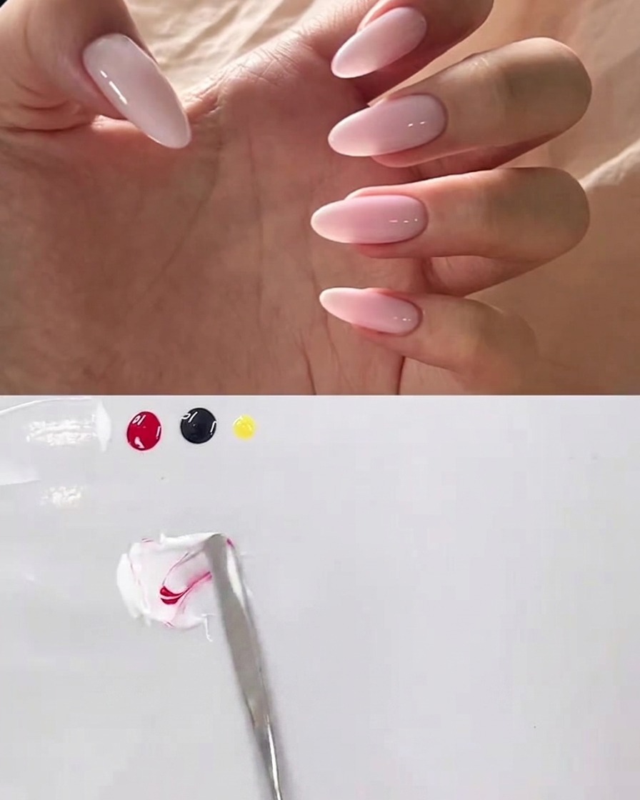 Una espátula de metal mezclando gel blanco y rosa en una paleta limpia.
