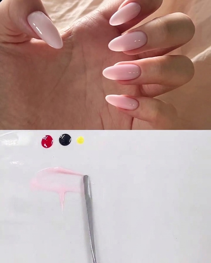Un pequeño punto de gel negro siendo añadido al lado de la mezcla rosa en la paleta.