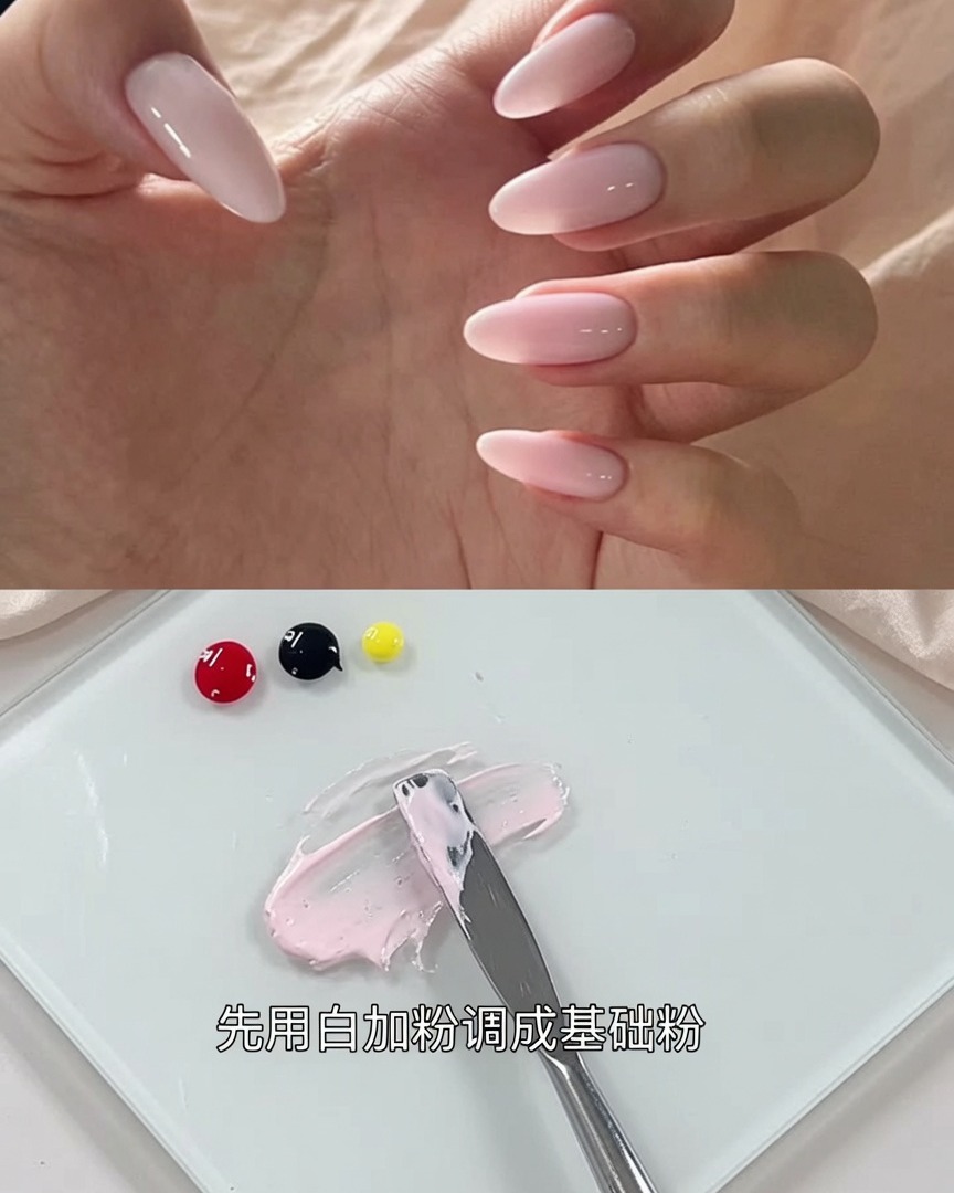 La espátula mezclando el gel negro en la base rosa hasta obtener un tono grisáceo uniforme.