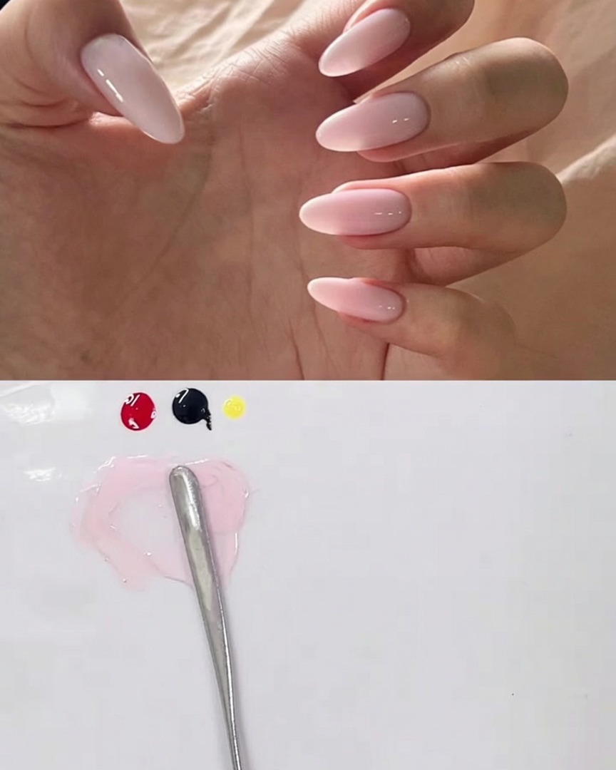 Una pequeña cantidad de gel amarillo junto a la mezcla rosa grisácea en la paleta.