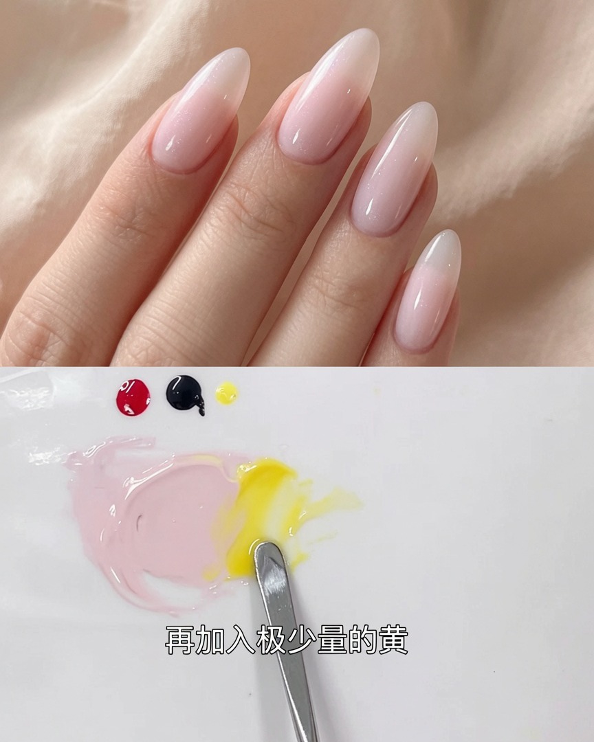 La espátula mezclando activamente el gel amarillo en la mezcla rosa grisácea.