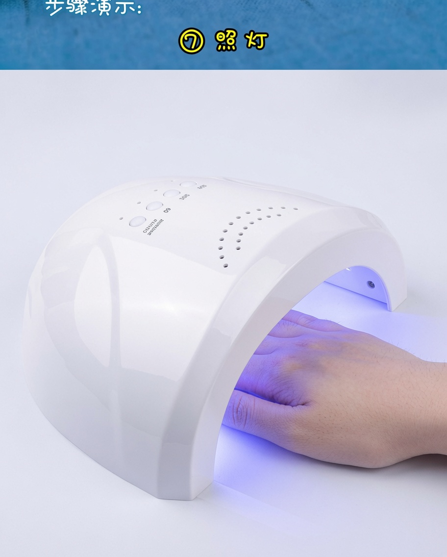 Una mano descansando dentro de una lámpara de uñas UV/LED, con luz azul iluminando el interior durante el proceso de curado.