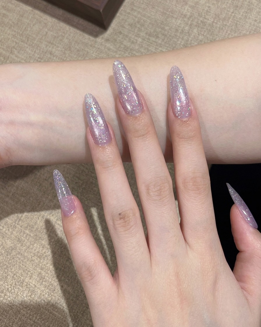 Un pincel de detalle aplicando esmalte con glitter Star River en la punta de la uña para comenzar un efecto degradado.