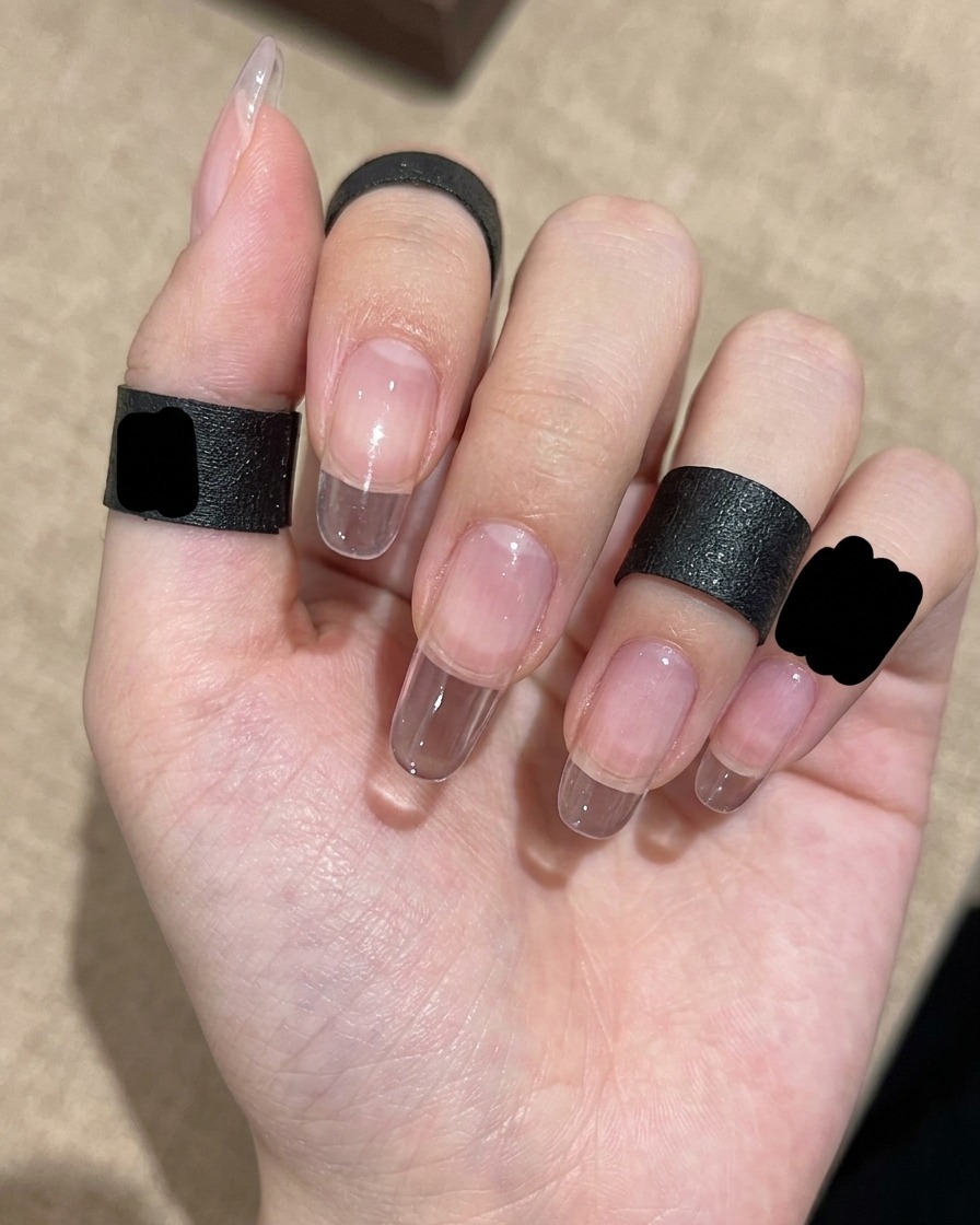 Primer plano de un pincel de degradado siendo usado para difuminar el esmalte con glitter desde la punta hacia el centro.