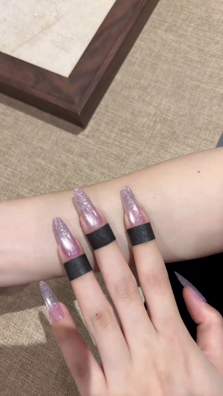 Uñas Cat Eye con Degradado de Gliter: Un Tutorial Galáctico Sofisticado