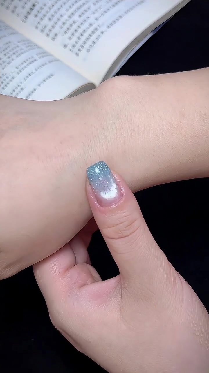 Uñas Cat Eye con Degradado Azul: Tutorial Artístico Paso a Paso