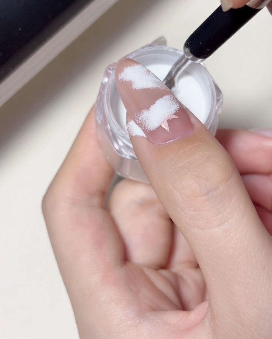 Un primer plano de un dedo colocado bajo una lámpara de uñas LED profesional, con la luz iluminando la superficie de la uña.