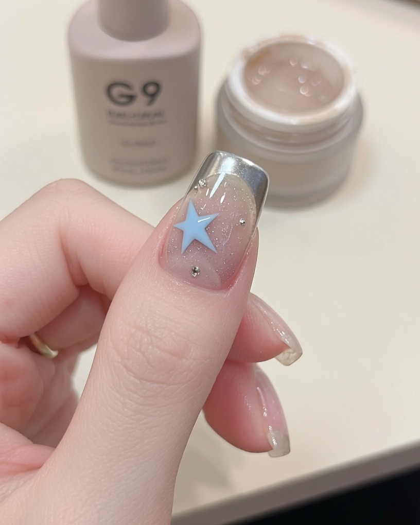 Uñas dentro de una lámpara UV durante el proceso final de curado.