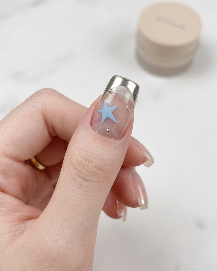 Uñas posicionadas bajo una lámpara UV/LED profesional.