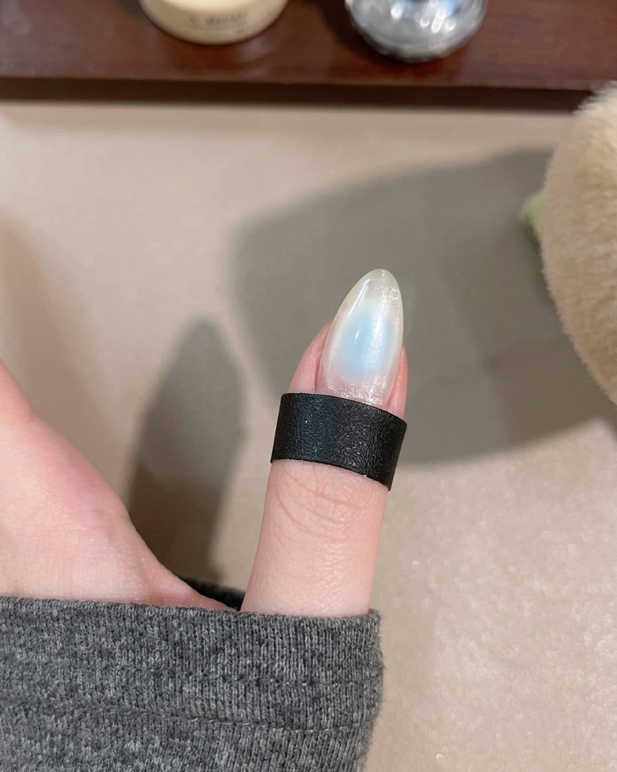 Una mano colocada bajo la lámpara LED portátil para curar el detalle de gel.