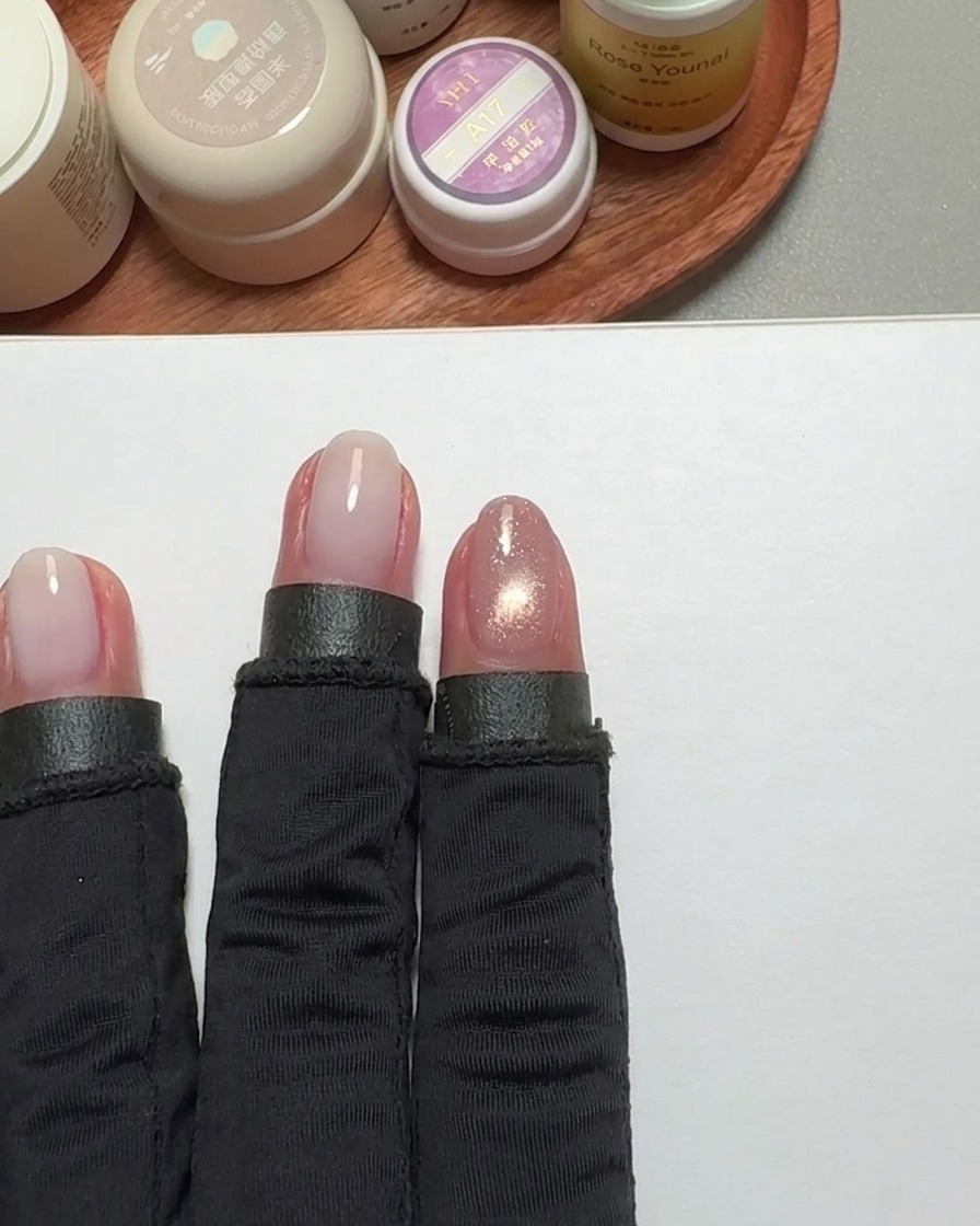 Uñas dentro de una lámpara UV de uñas durante el proceso de curado.