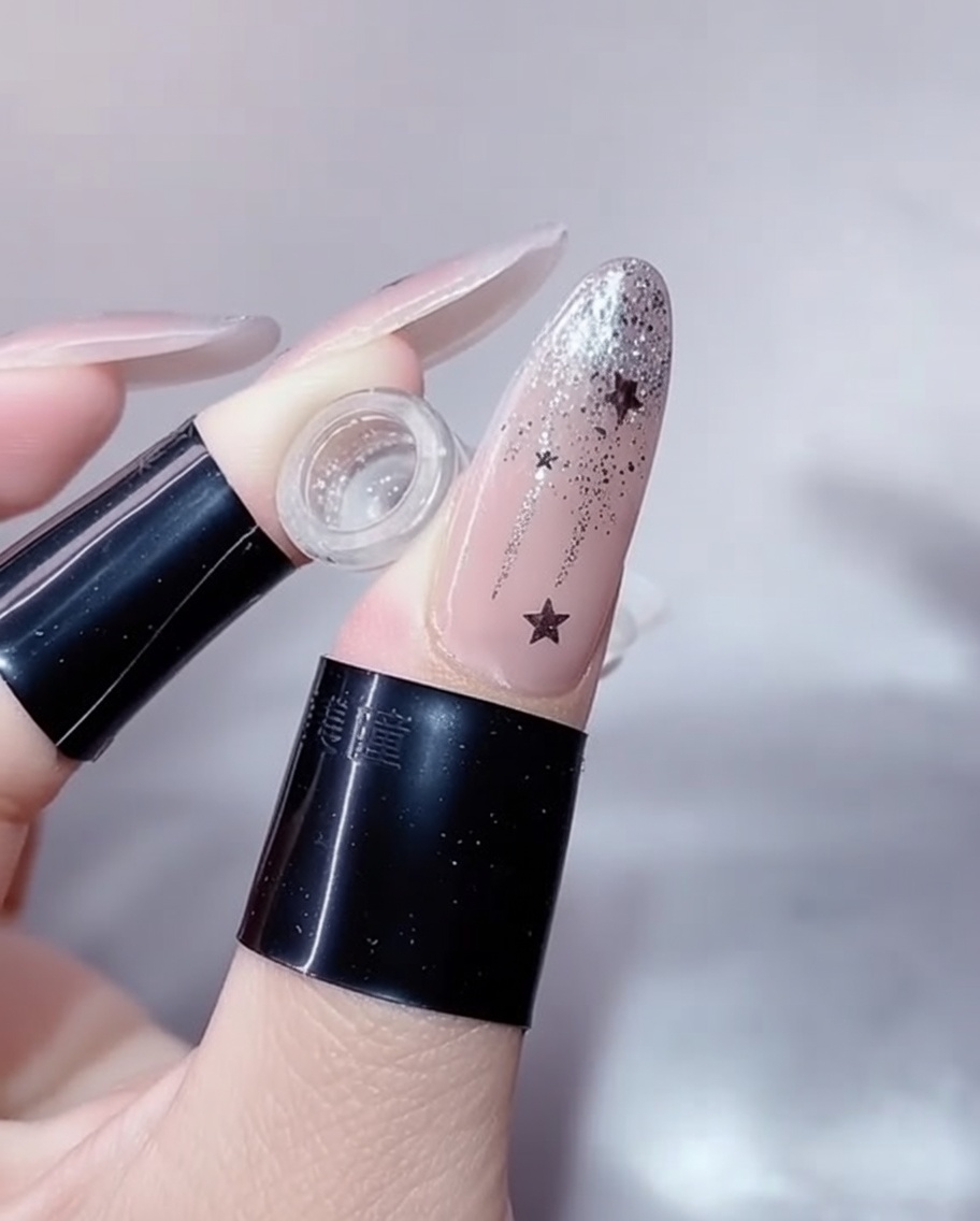 Primer plano de una uña con manicura dentro de una lámpara profesional de uñas UV/LED encendida, mostrando el proceso de curado.