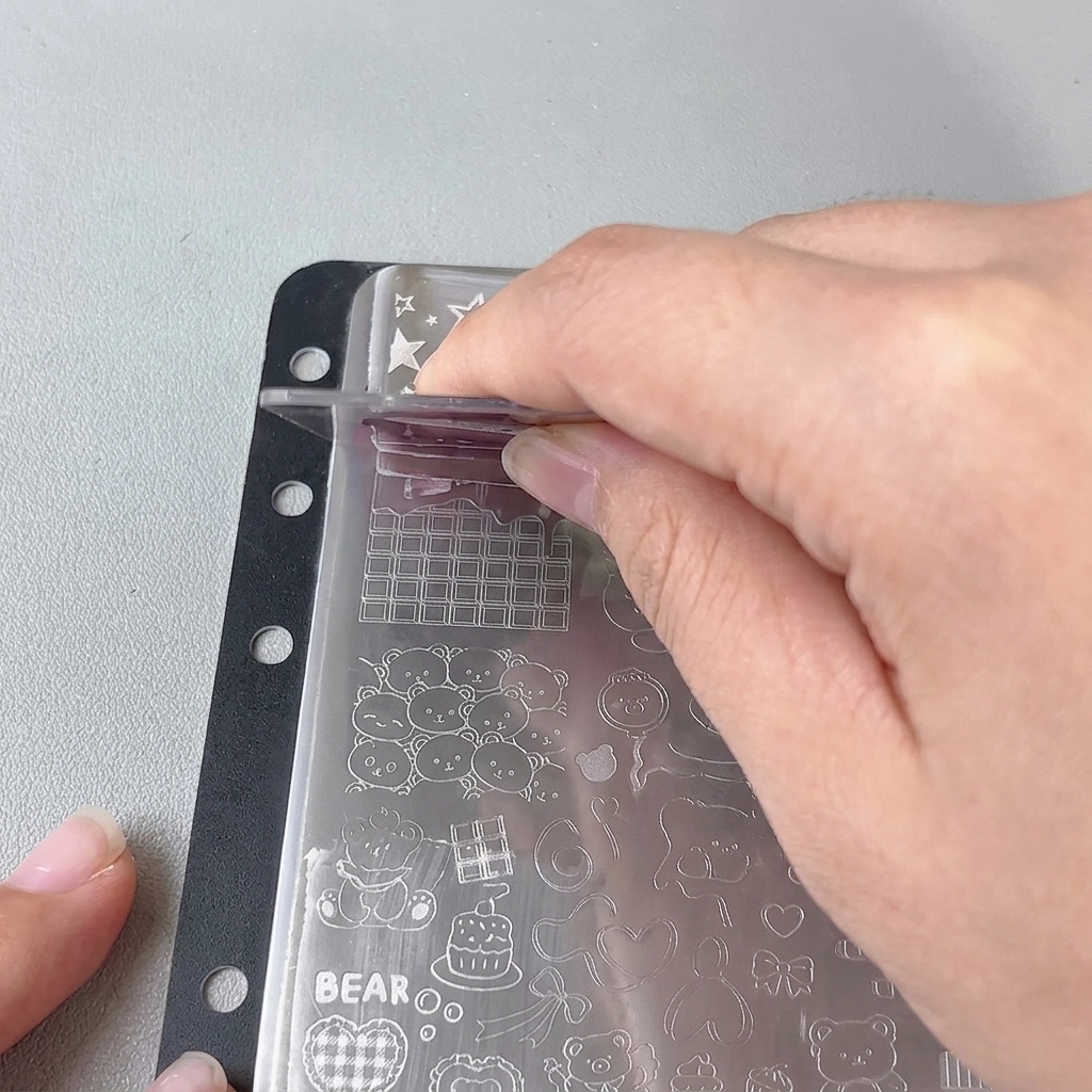 Un estampador de gelatina transparente presionado sobre un diseño de placa.