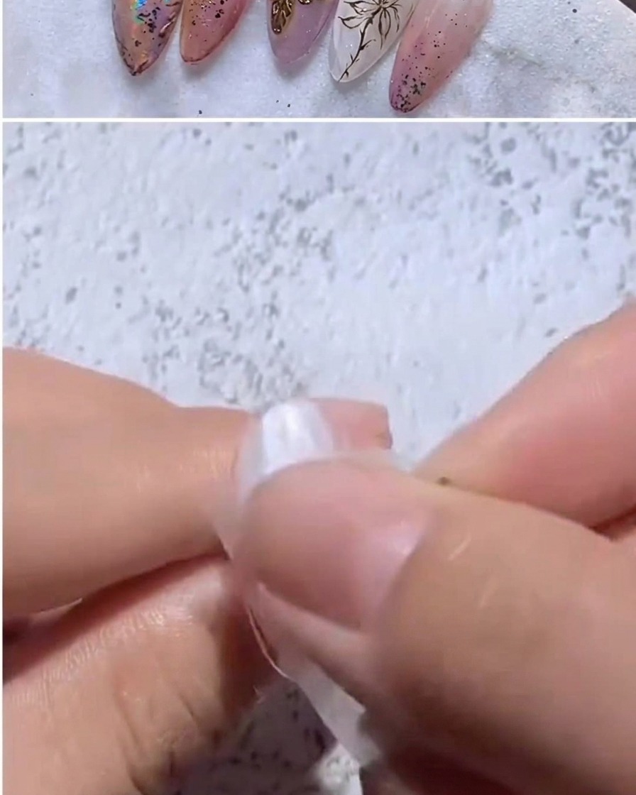 Un dedo presionando un trozo de papel iridiscente sobre un tip.