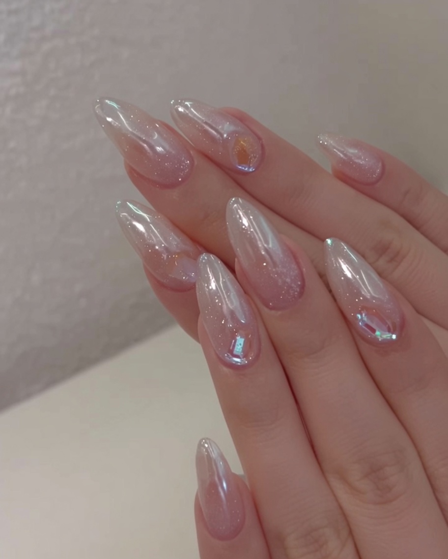 Primer plano de una mano dentro de una lámpara profesional de uñas UV/LED, con las uñas cubiertas de gel visibles bajo la luz violeta.