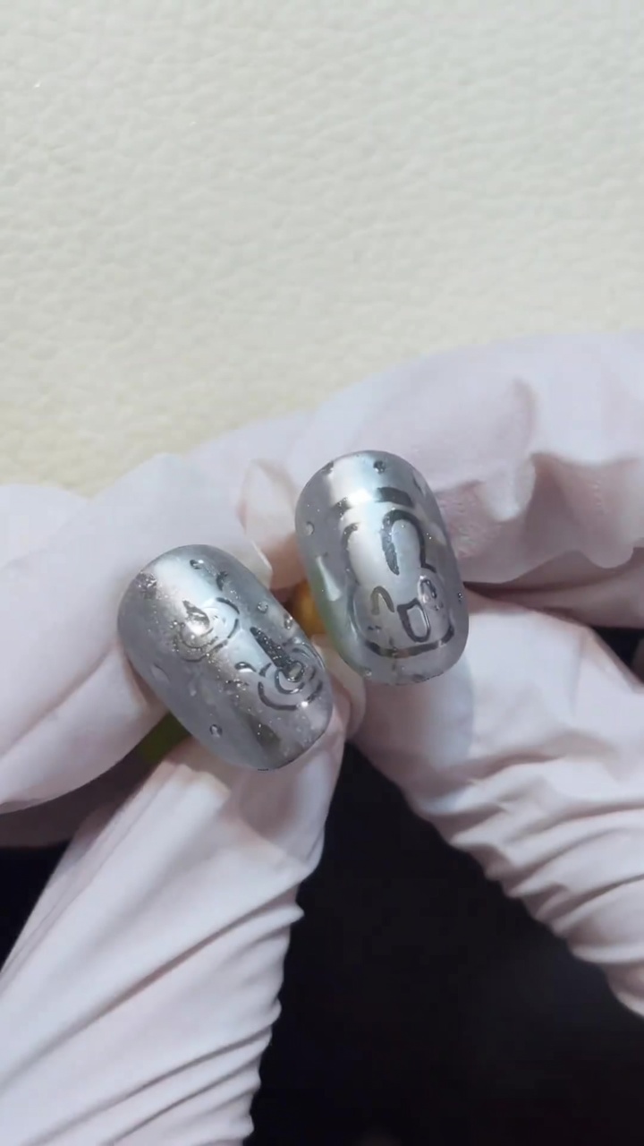 Diseño de Uñas con Efecto Vidrio Escarchado — Manicura Inspirada en Días de Lluvia