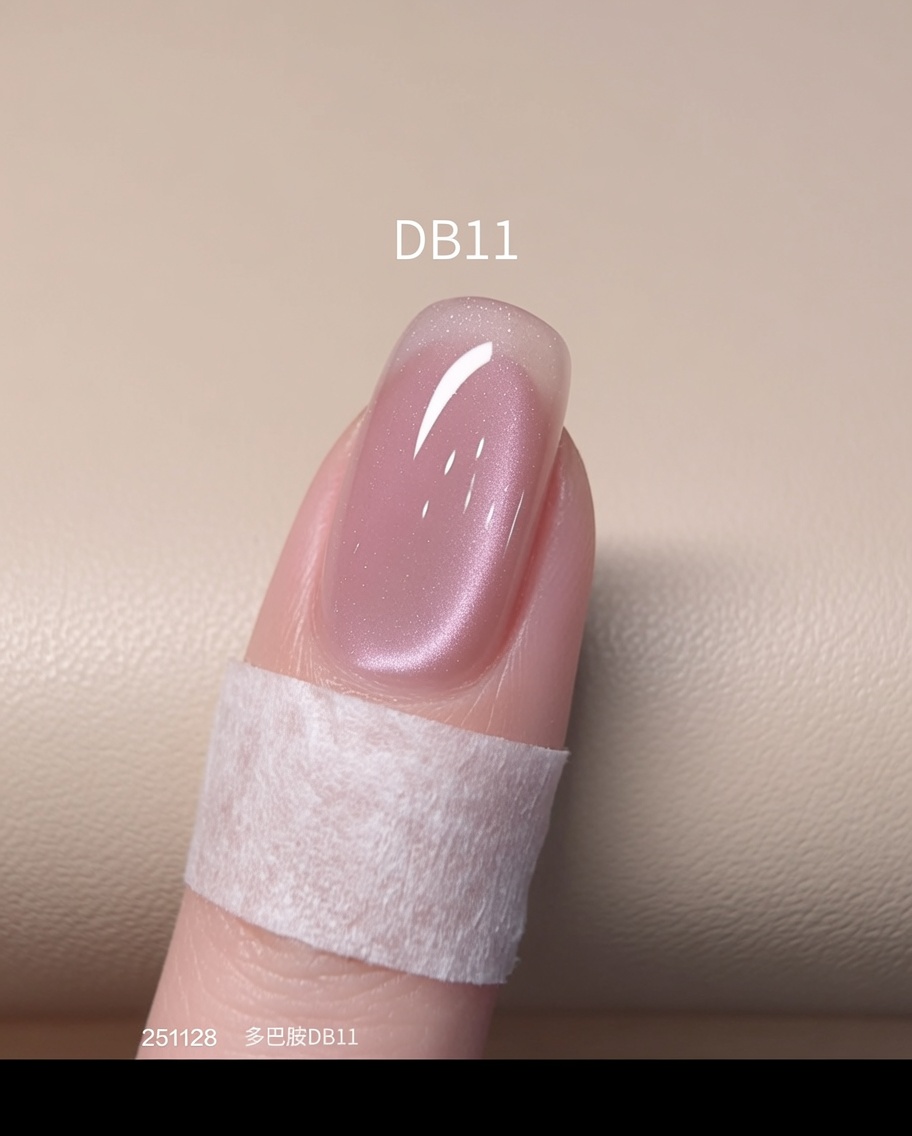 Una uña con efecto cat eye rosa curándose dentro de una lámpara UV/LED brillante.