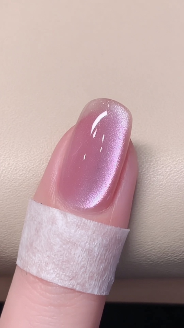 Manicura de Gel 'Cat Eye' Rosa: Tutorial de Brillo Etéreo