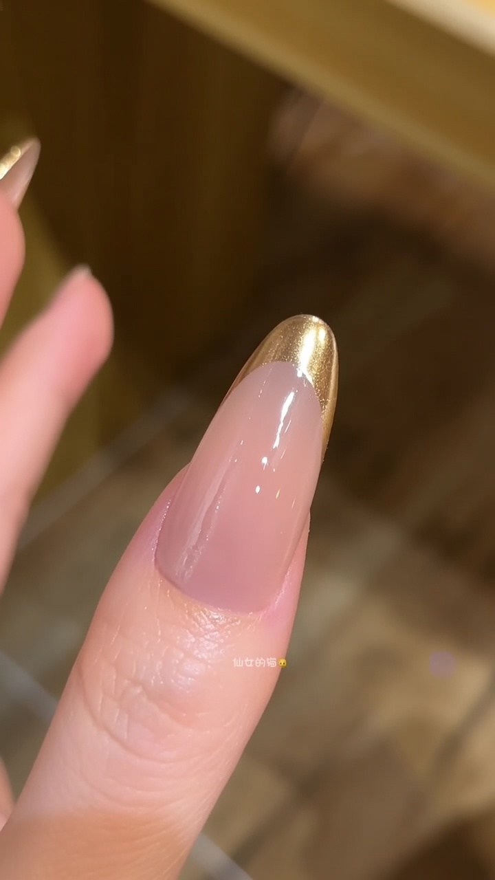 Manicura Francesa con Efecto Espejo Dorado — Elegantes Uñas Almendradas