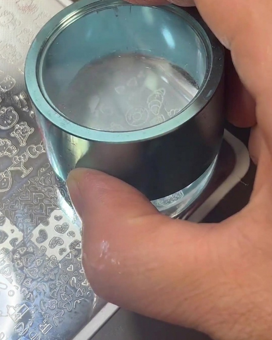 Un estampador de silicona transparente mostrando los diseños de íconos de comida blancos transferidos exitosamente a su superficie.