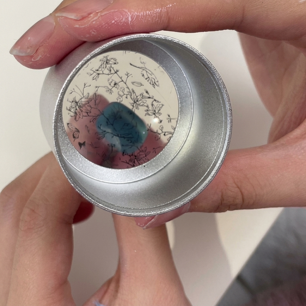 Un sello de silicona transparente mostrando un detallado patrón floral y de ramas negras recogido de una placa de estampado.